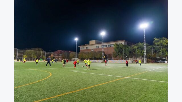 Moderne Außenbeleuchtung setzt dabei europaweit Standards, wie das aktuelle Beispiel des Club Deportivo Somontes in Madrid, Spanien, verdeutlicht.