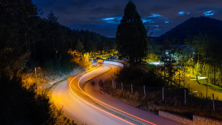 Innovative LED-Systeme lenken Licht gezielt dorthin, wo es benötigt wird. Das reduziert den Energieverbrauch und ermöglicht einen schonenden Umgang mit natürlichen Ressourcen.