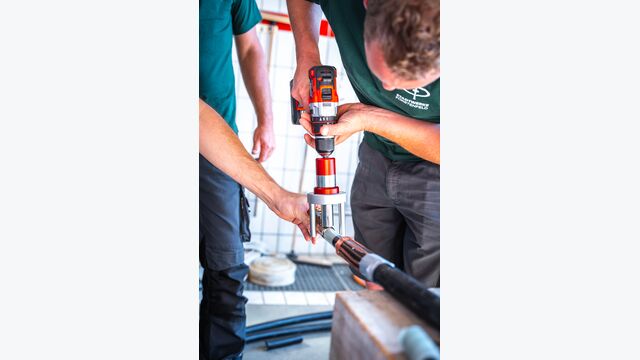 Know-how ist entscheidend für die Netzsicherheit. Teil des DSO-Line Trainings sind praktische Montageübungen.