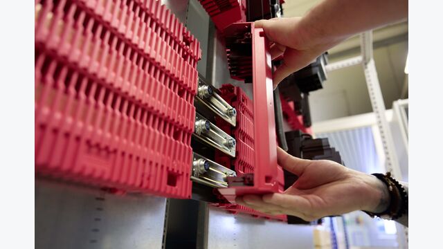 Die einfache Anreihbarkeit über mehrere Schaltschränke reduziert Stillstandszeiten bei der Erweiterung bestehender Anlagen.