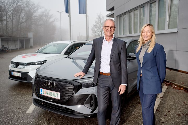 Sonja Kaiser, Leiterin der Abteilung E-Mobility der Energie AG und Armin Hessenberger, CFO Poloplast