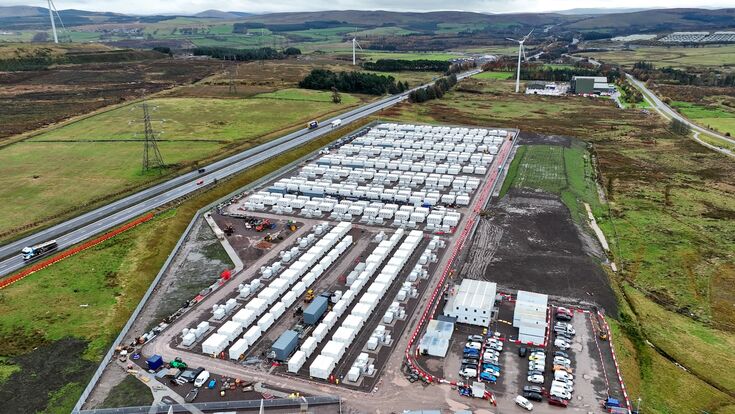 Coalburn liegt im Süden Schottlands, rund 40 Kilometer südlich von Glasgow. Hier wird künftig Europas größter Batteriespeicher mit einer Leistung von 1 GW das Stromnetz durch die Speicherung und Einspeisung überschüssiger erneuerbarer Energie ausgleichen.