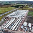 Coalburn liegt im Süden Schottlands, rund 40 Kilometer südlich von Glasgow. Hier wird künftig Europas größter Batteriespeicher mit einer Leistung von 1 GW das Stromnetz durch die Speicherung und Einspeisung überschüssiger erneuerbarer Energie ausgleichen.