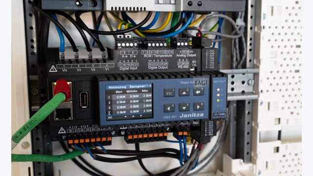Netzanalysator, Erweiterungsmodul, Kabelumbau-Stromwandler und Low-Power-Wandler wurden von Janitza zur Verfügung gestellt.