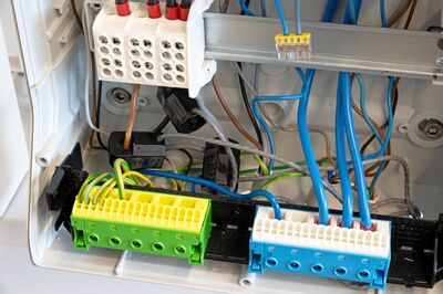 Netzanalysator, Erweiterungsmodul, Kabelumbau-Stromwandler und Low-Power-Wandler wurden von Janitza zur Verfügung gestellt.