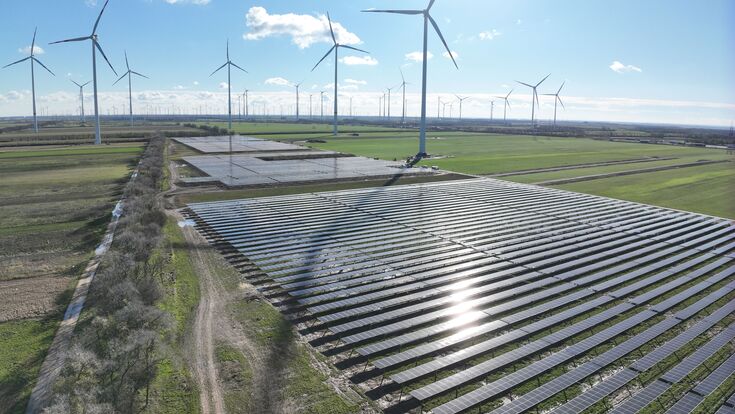 Drohnenaufnahme des Hybridkraftwerks Aufgenommen im November 2025