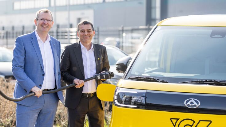 Stefan Stallinger, Technikvorstand, EVN (links) mit Peter Umundum, Generaldirektor-Stellvertreter, Vorstand für Paket & Logistik, Österreichische Post AG (rechts)