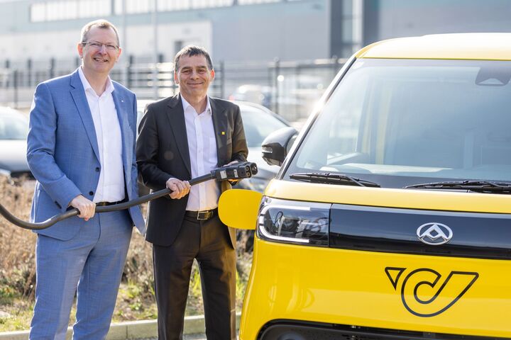 Stefan Stallinger, Technikvorstand, EVN (links) mit Peter Umundum, Generaldirektor-Stellvertreter, Vorstand für Paket & Logistik, Österreichische Post AG (rechts)