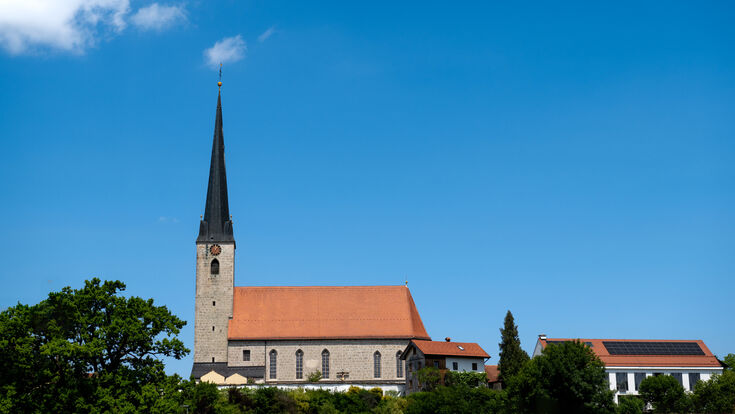 Ein TA-Vorzeigeprojekt verbindet die Wärmeversorgung von Kirche und Pfarrheim.