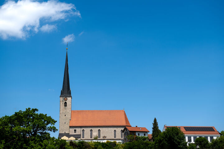 Ein TA-Vorzeigeprojekt verbindet die Wärmeversorgung von Kirche und Pfarrheim.