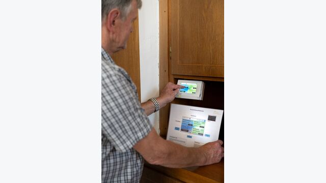 Die Bedienung durch den Mesner erfolgt bequem via Touchscreen in der Sakristei.