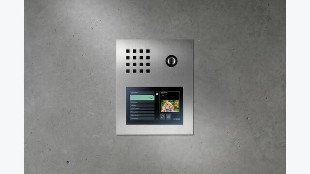Am Eingang kommen Siedle-Sprechanlagen mit Touchdisplays zum Einsatz. Siedle Touch 10 unterstützt browserbasierte Verwaltung, Nutzergruppen und Codeschloss-Funktion.