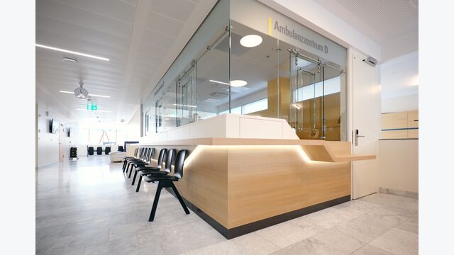Lichtstreifen aus der Serie Slotlight infinity slim sorgen im Ambulanz-Bereich für eine beruhigende Stimmung und ein modernes Ambiente.