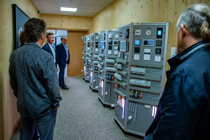 Die mobilen KNX-Schalttafeln entstanden unter Anleitung von HTL-Lehrer Josef Hubmann.