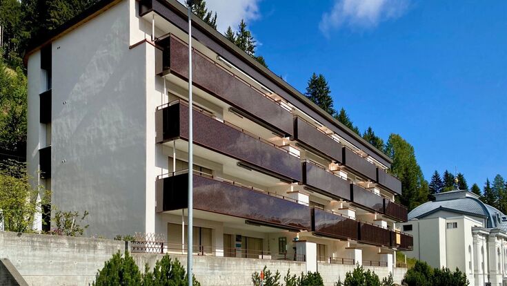 Das “Weisse Schlössli”, ein Gebäudekomplex mit 20 Wohneinheiten, wurde 1977 als Ersatzneubau errichtet und erstreckt sich über eine Energiebezugsfläche von 1.841 m². Für die Sanierung und anschließende Ausgestaltung mit Photovoltaik wurden insgesamt 15 Modultypen verwendet, wobei spezielle Siebdrucke durchgeführt wurden. Die Module erstrecken sich über 165 m² und bieten eine Gesamtleistung von 23 kWp.