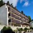 Das “Weisse Schlössli”, ein Gebäudekomplex mit 20 Wohneinheiten, wurde 1977 als Ersatzneubau errichtet und erstreckt sich über eine Energiebezugsfläche von 1.841 m². Für die Sanierung und anschließende Ausgestaltung mit Photovoltaik wurden insgesamt 15 Modultypen verwendet, wobei spezielle Siebdrucke durchgeführt wurden. Die Module erstrecken sich über 165 m² und bieten eine Gesamtleistung von 23 kWp.