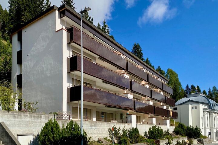 Das “Weisse Schlössli”, ein Gebäudekomplex mit 20 Wohneinheiten, wurde 1977 als Ersatzneubau errichtet und erstreckt sich über eine Energiebezugsfläche von 1.841 m². Für die Sanierung und anschließende Ausgestaltung mit Photovoltaik wurden insgesamt 15 Modultypen verwendet, wobei spezielle Siebdrucke durchgeführt wurden. Die Module erstrecken sich über 165 m² und bieten eine Gesamtleistung von 23 kWp.