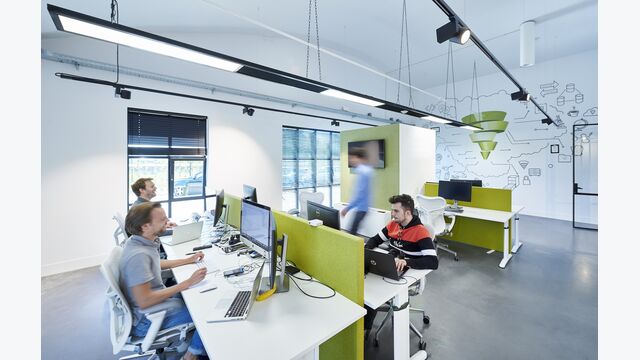Neue Bürokonzepte wie Coworking oder Desk-Sharing erfordern flexible Lichtlösungen.