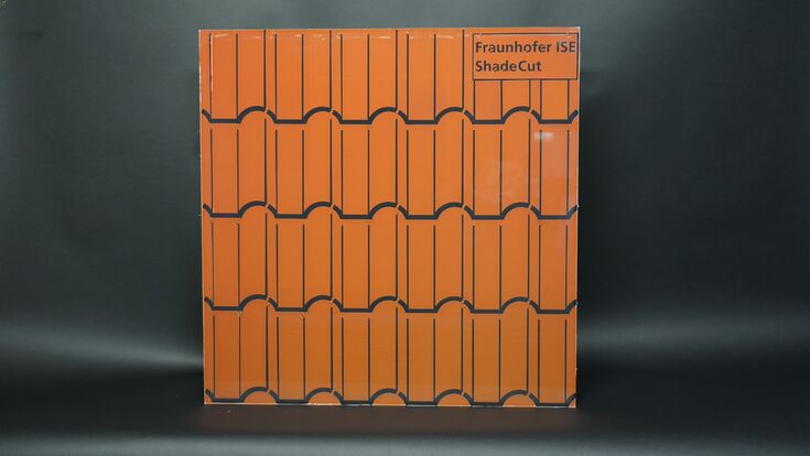 Mit den Folienschnittmustern können zum Beispiel Dachziegel imitiert werden, ohne die Effizienz des PV-Moduls nennenswert zu beeinträchtigen.
