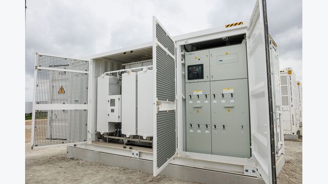 In Nickelsdorf realisiert P?SP?K das aktuell zweitgr??te Super-Hybrid-Kraftwerk Europas. Durch dieses hochinnovative Projekt, das bestehende Windkraftanlagen um Agri-Photovoltaik und Batteriespeicher erg?nzt, entsteht ein Kombinationskraftwerk, das erneuerbare Energie fast rund um die Uhr verf?gbar macht. Die Finanzierung durch die Europ?ische Investitionsbank (EIB) und die Erste Bank erm?glicht die Umsetzung dieses Vorhabens und st?rkt die unabh?ngige und stabile Energieversorgung in ?sterreich.