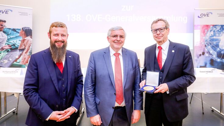 Neuer OVE-Generalsekretär Daniel Herbst, OVE-Präsident Gerhard Fida und der ehemalige Generalsekretär Peter Reichel (v.l.n.r.)