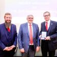 Neuer OVE-Generalsekretär Daniel Herbst, OVE-Präsident Gerhard Fida und der ehemalige Generalsekretär Peter Reichel (v.l.n.r.)