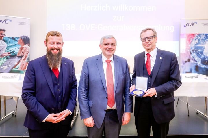 Neuer OVE-Generalsekretär Daniel Herbst, OVE-Präsident Gerhard Fida und der ehemalige Generalsekretär Peter Reichel (v.l.n.r.)