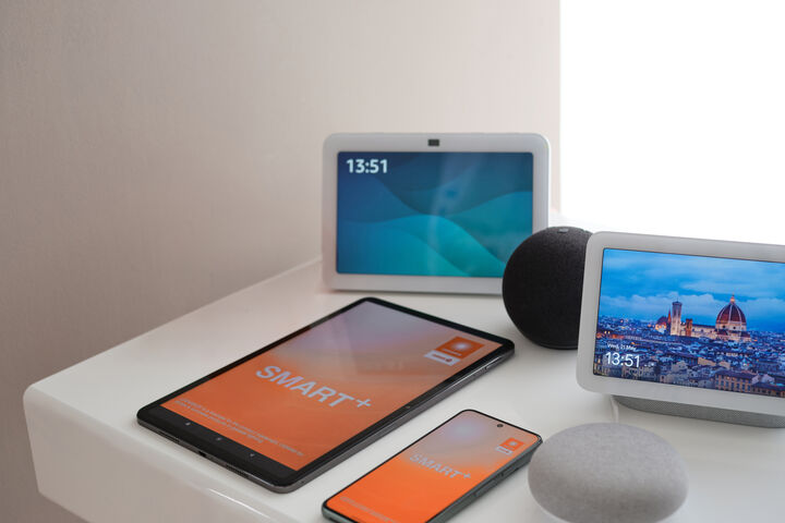 Akustische und optische Alarmsignale sowie Push-Benachrichtigungen auf die Smart+ App weisen Nutzer*innen auf Sicherheitsrisiken hin.