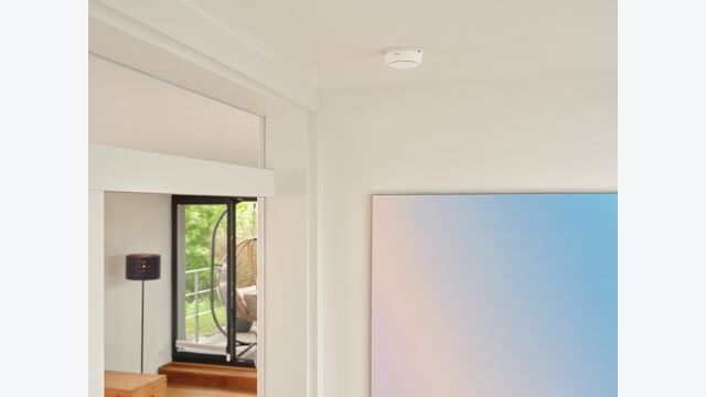 Smarte Rauchmelder sind nicht nur ein Sicherheitsplus in Anwesenheit, sondern schützen das Zuhause auch, wenn die Bewohner*innen unterwegs sind.