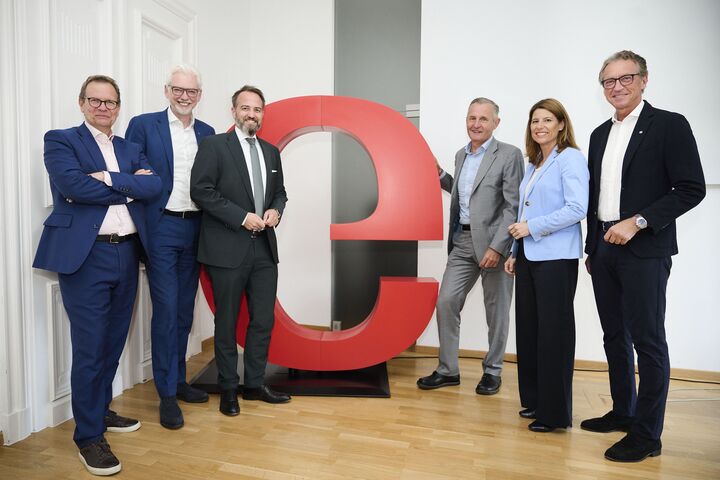 Stefan Szyszkowitz, EVN und Vizepräsident Oesterreichs Energie, Michael Strugl, Verbund und Vizepräsident Oesterreichs Energie, Michael Baminger, Vorstandssprecher der Salzburg AG und Präsident Oesterreichs Energie, Peter Weinelt, Wiener Stadtwerke Holding und Vizepräsident Oesterreichs Energie, Barbara Schmidt, Generalsekretärin Oesterreichs Energie und Leonhard Schitter, Energie AG Oberösterreich und Vizepräsident Oesterreichs Energie