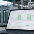 Ein Forschungsteam am Fraunhofer IPA hat eine KI-basierte Strompreisprognose entwickelt und validiert. Das Ergebnis: Im Vergleich mit einem marktüblichen Dienst erkannte sie günstige und teure Zeitfenster deutlich besser und senkte die Stromkosten um bis zu 17 Prozent.