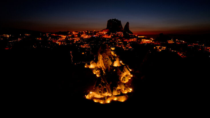 Das Güvercinlik-Tal in Kappadokien bei Nacht