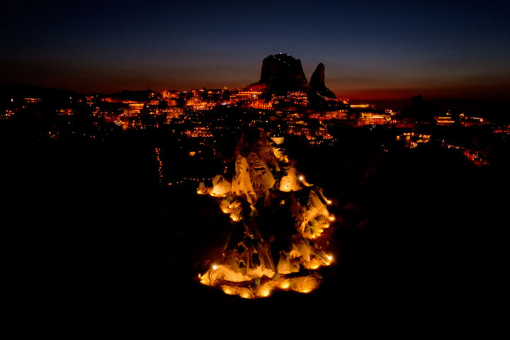 Das Güvercinlik-Tal in Kappadokien bei Nacht