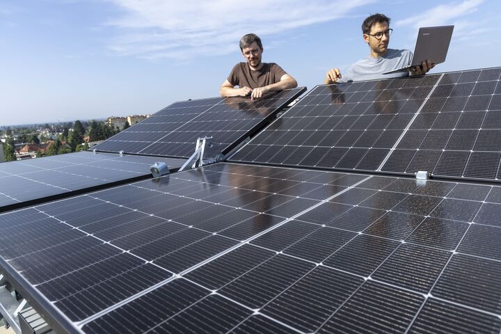 Armin Buchroither (rechts) und Thomas Neubauer vom Institut für Elektrische Messtechnik und Sensorik der TU Graz am faltbaren Solarmodul FLAPTrack.