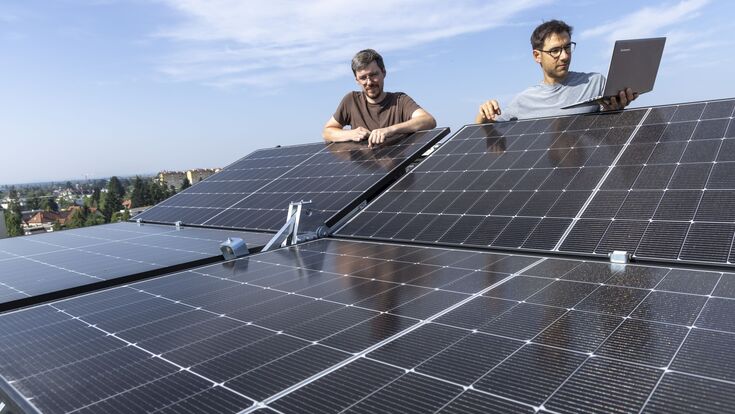 Armin Buchroither (rechts) und Thomas Neubauer vom Institut für Elektrische Messtechnik und Sensorik der TU Graz am faltbaren Solarmodul FLAPTrack.