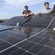 Armin Buchroither (rechts) und Thomas Neubauer vom Institut für Elektrische Messtechnik und Sensorik der TU Graz am faltbaren Solarmodul FLAPTrack.