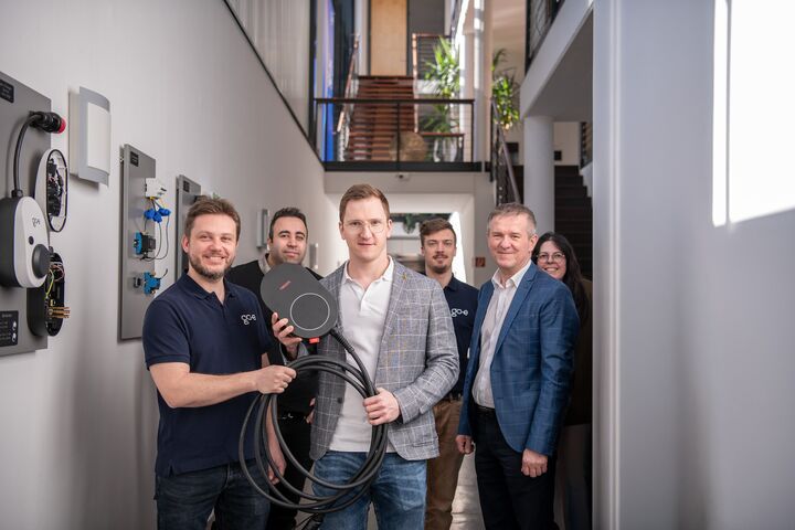 Michael Druckenthaner, Go-e, Erik Yesayan, Go-e, Wolfgang Scherrer, Neoom, Georg Gruber, Go-e, Herbert Mühlbock, Neoom und Elke Galvin, Go-e (v.l.n.r.)
